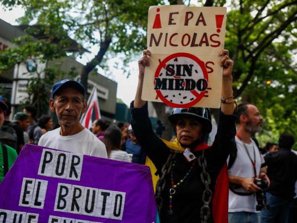 En la fotografía se pueden ver a venezolanos protestando contra el régimen de Nicolás Maduro.