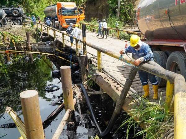 Imagen archivo de derrame de petroóleo en un río de Ecuador.