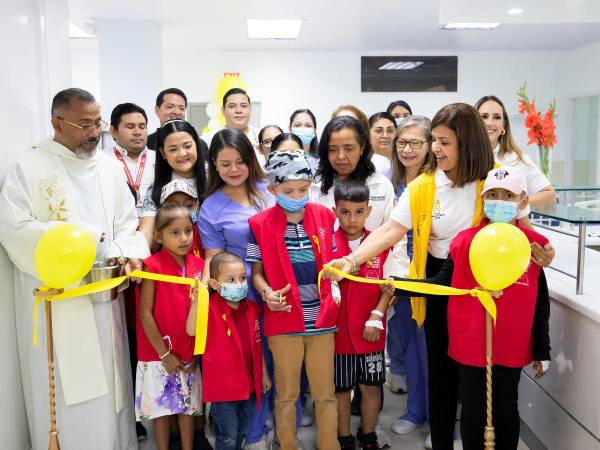 Autoridades de la Fundación Hondureña para el Niño con Cáncer, el hospital Mario Rivas y pacientes cortan la cinta inaugural de la remodelación de la sala de hospitalización.
