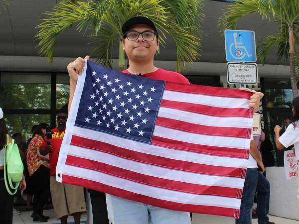 Exposición en Miami destaca el papel de inmigrantes en Estados Unidos.