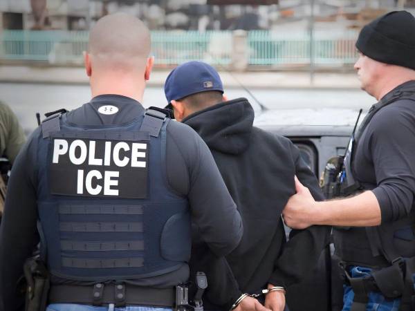 Una juez federal ha ordenado a las autoridades del Servicio de Control de Inmigración y Aduanas (ICE) y a los administradores del centro de detención de Adelanto en California garantizar a los inmigrantes bajo custodia el acceso inmediato a agua potable, alimentos y comidas suficientes, así como al menos cuatro horas diarias al aire libre.