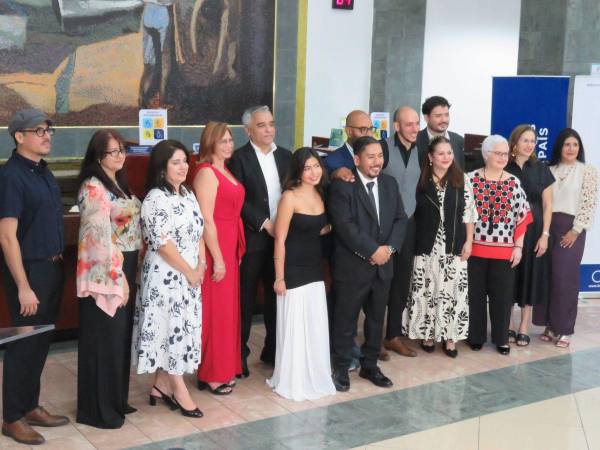 Fotografía grupal de los artistas nacionales cuyas obras fueron expuestas en la Torre Banpaís, mostrando un despliegue artístico impresionante.