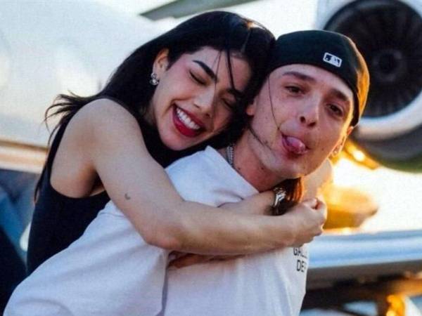 El sábado pasado la cantante, Kenia Os, sorprendió a toda la industria del entretenimiento al compartir un comunicado en el que hizo oficial su separación del cantante de corridos tumbados, Peso Pluma.