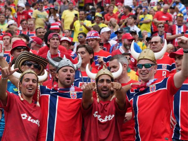 Aficionados de Noruega animan su equipo en un partido por los octavos de final del Mundial de la FIFA 2026 entre Brasil y Noruega en el estadio MetLife en Nueva Jersey (Estados Unidos).