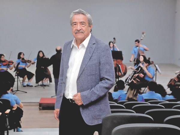 Rafael Flores, presidente de la Fundación Filarmónica de San Pedro Sula, atrás, alumnos de la Victoriano López en una práctica.