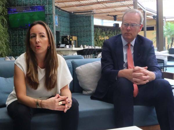 La embajadora Juliana Correa y el jefe de cooperación internacional del Reino Unido, Tim Read.