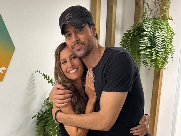 El cantante Enrique Iglesias y su hermana Ana Boyer.