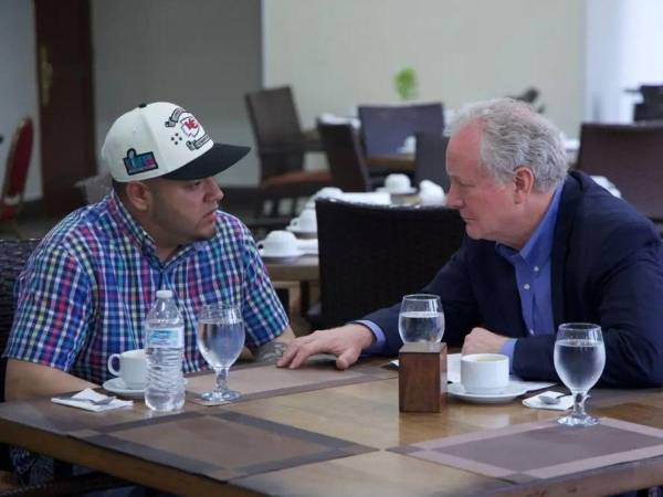 El inmigrante Kilmar Ábrego García en un encuentro con el senador de Maryland, Chris Van Hollen, en El Salvador.
