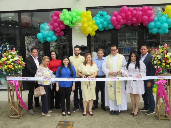 Autoridades e invitados acompañan el emocionante corte de cinta que marca la inauguración de la nueva sucursal de Inmecro Plus en Megaplaza Palenque.