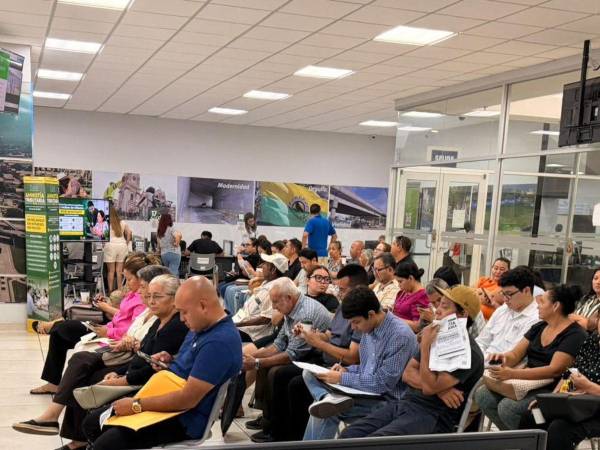 Muchos sampedranos están llegando a última hora para aprovechar la amnistía o buscar un arreglo de pago.
