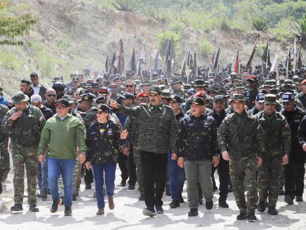 El presidente de Venezuela, Nicolás Maduro (c), junto a militares y policías venezolanos en un acto en Caracas.