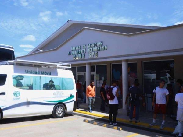 El viernes, 60 hondureños retornados llegaron al Centro de Atención al Migrante Retornado (CAMR), ubicado en La Lima, Cortés.