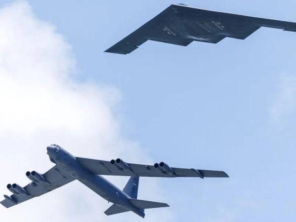 Dos bombarderos del Ejército estadounidense realizando maniobras.