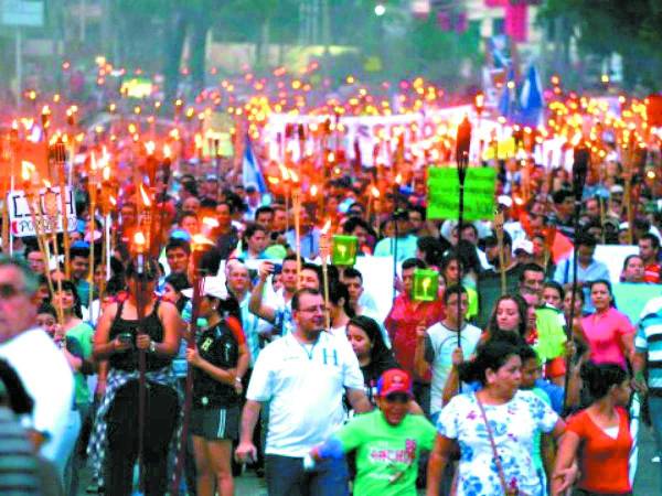 La marcha de las antorchas se originó en 2015 en protesta contra de la corrupción del gobierno anterior, principalmente el desfalco del IHSS.