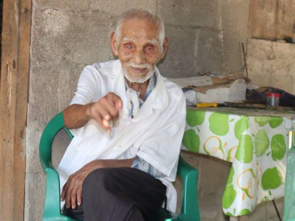 Abuelito de 106 años pide a Xiomara Castro ayuda para que le vuelvan a conectar la luz