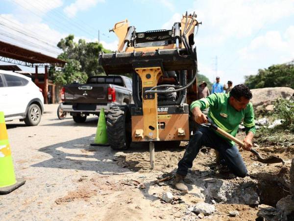 Las autoridades municipales ordenaron, esta mañana, la instalación de barreras de altura en los extremos del puente en la salida vieja a La Lima, conocido como El Barón, por estar frente a Confecciones El Barón.