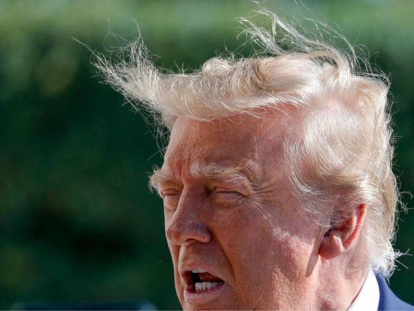 El Presidente de los Estdos Unidos Donald Trump responde a una pregunta de los periodistas antes de subir al Marine One que le llevará a Florida para un mitin de campaña electoral.