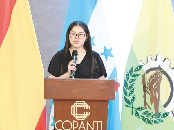 Ana Sáchez da su testimonio ante Mensajeros de la Paz, dos meses después de la cirugía.