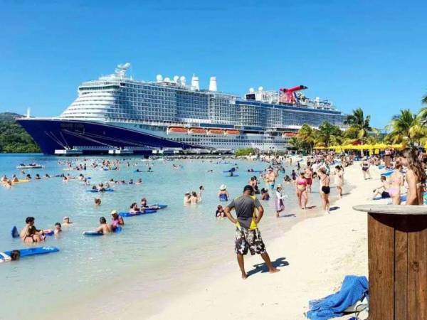 <b>Roatán (Islas de la Bahía):</b> Esta isla es conocida por sus playas de arena blanca y aguas color turquesa donde el arrecife de coral está a unos metros nadando. Las actividades a realizar son nadar e interactuar con delfines en Sandy Bay, hacer snorkel en el arrecife de West Bay, recorrer West End y disfrutar de sus resorts all-inclusive.