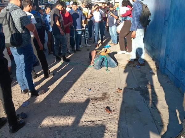 VIDEO: Pasajeros linchan a asaltante dentro de bus en SPS