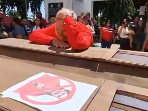 Roberto Contreras utilizó ataudes con las fotos de los presidenciables Rixi Moncada y Tito Asfura