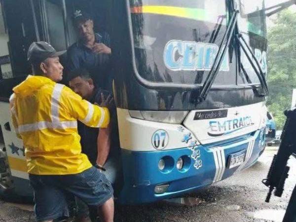 Fotografía del autobús tiroteado de la empresa Entraiol.