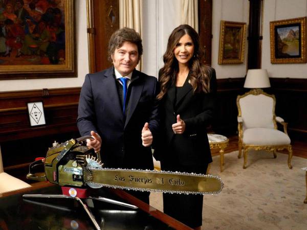 La secretaria de Seguridad Nacional de Estados Unidos, Kristi Noem (d) junto al presidente de Argentina, Javier Milei.