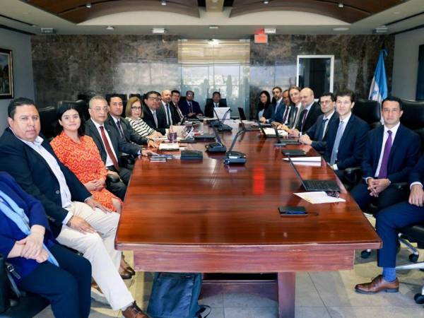 Miembros del Gabinete Económico reunidos con técnicos de la misión del FMI.