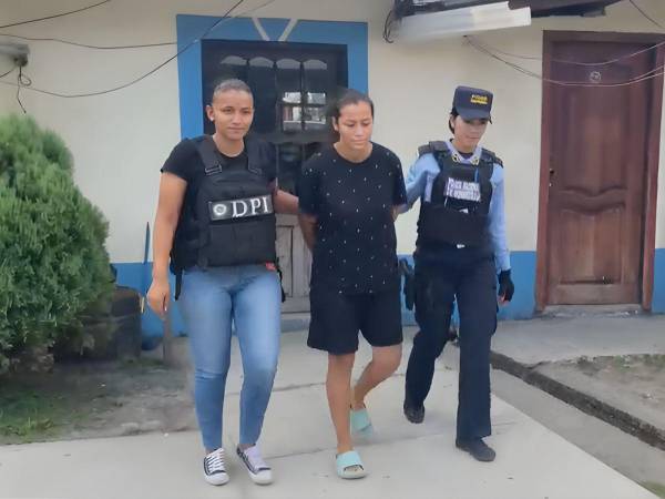 La sospechosa es una mujer, de 30 años, originaria de San Pedro Sula. El operativo se ejecutó por agentes de la Unidad Metropolitana de Policía #10 (UMEP-10 en conjunto con personal de la Secretaría de Niñez, Adolescencia y Familia (SENAF).