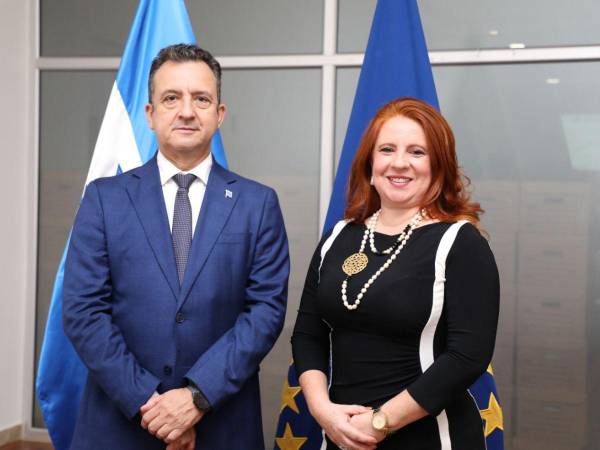 José Antonio Cambronero, director del Programa Regional Eurofront, y Evelyn Bautista, subsecretaria de Cooperación y Promoción Internacional.