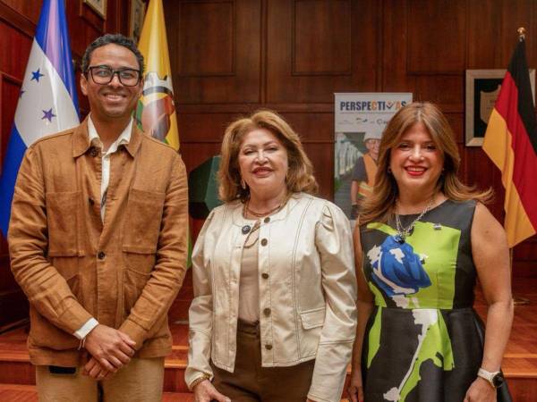 La vicealcaldesa de San Pedro Sula Maritza Soto junto a Liliana Sánchez Iglesias, directora país de Swisscontact en Honduras, durante la firma del convenio en la alcaldía sampedrana.
