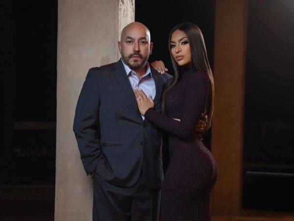 El cantante Lupillo Rivera y su prometida Taina Pimentel.