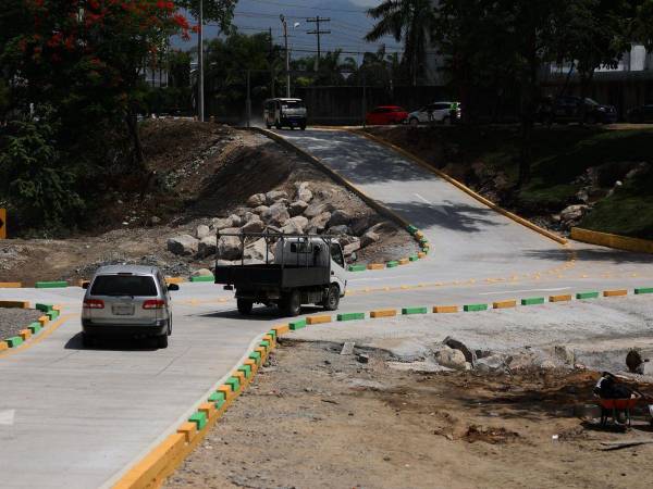 Sampedranos transitan en sus vehículos por el vado El Esfuerzo, inaugurado el martes en sector Las Brisas.