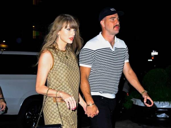 Taylor Swift y Travis Kelce se comprometieron en matrimonio tras dos años de noviazgo.