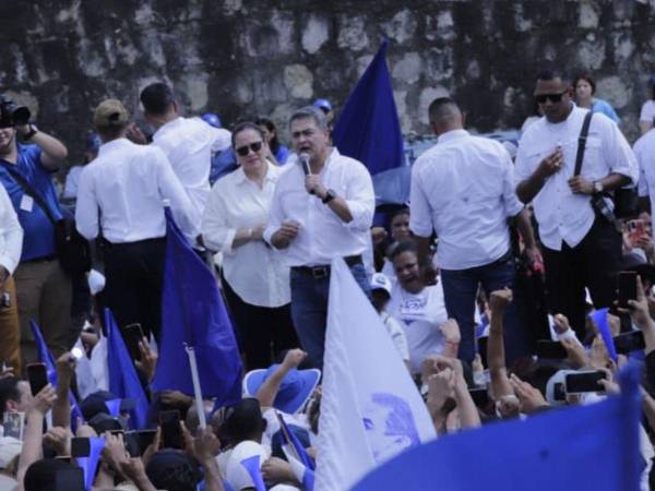 Juan Orlando Hernández ofreció un discurso en el aeropuerto Toncontín, en Tegucigalpa, tras el multitudinario recibimiento que recibió en Comayagua luego de su regreso a Honduras.