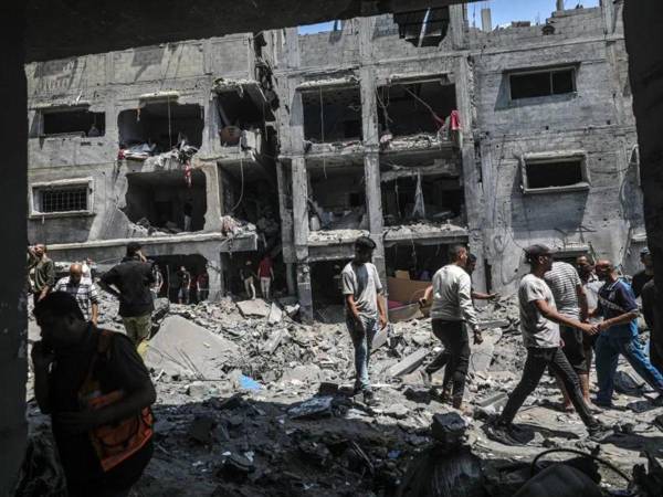 Un grupo de personas buscan sobrevivientes tras un bombardeo israelí en la Franja de Gaza.