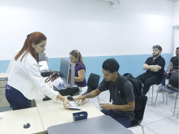 En las oficinas regionales del Instituto Nacional de Migración (INM) de Tegucigalpa, San Pedro Sula y La Ceiba, los pasaportes se entregan el mismo día en que se solicitan.
