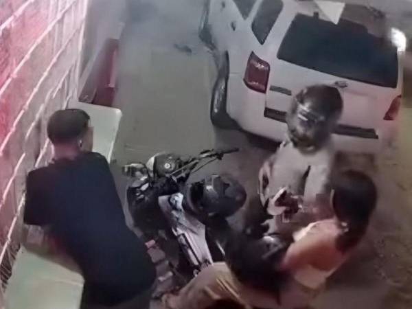 El momento del robo quedó registrado por una cámara de seguridad. Hasta ahora, no se reportan capturas ni la recuperación de la motocicleta sustraída en la colonia Modelo de Tegucigalpa.