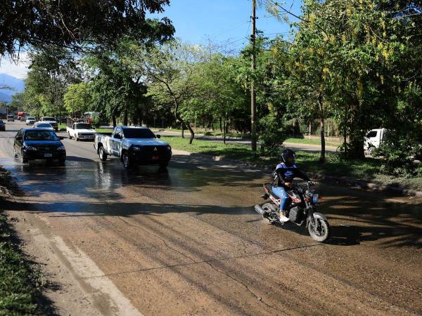 El problema es en el bulevar del Sur donde pasa inundado de aguas negras y el aire impregnado de malos olores.