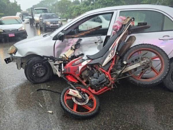 La motocicleta impactó contra un vehículo tipo turismo.