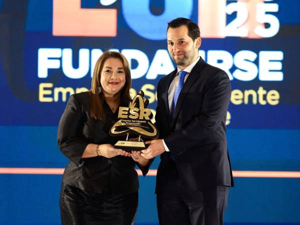 Karol Carbajal, representante de Lacthosa recibió el Sello con el que Fundahrse distingue a la compañía como Empresa Socialmente Responsable.