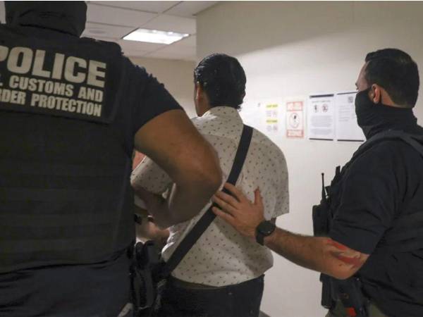 Imagen de inmigrante deportado.