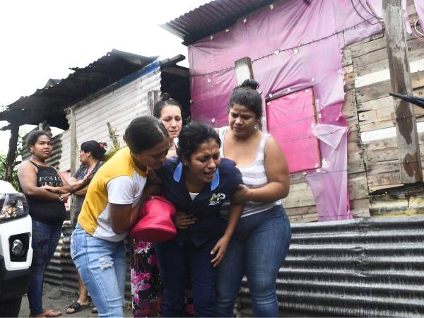 Una desgarradora escena protagonizó este viernes la señora Daylin Amadely Mejía, madre de una de las niñas que murieron en un voraz incendio en el bordo de Brisas del Campo en San Pedro Sula, zona norte de Honduras.