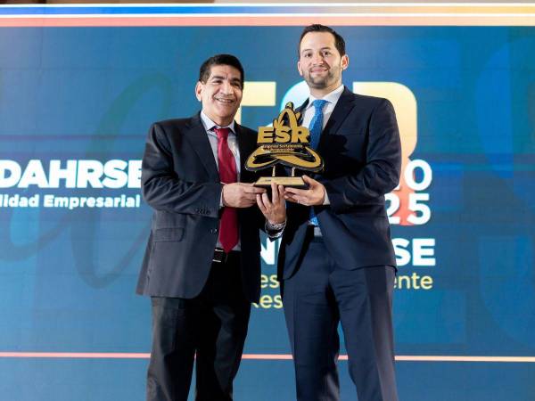 El gerente general Edwin Argueta recibe el Sello Fundahrse durante la ceremonia en San Pedro Sula.