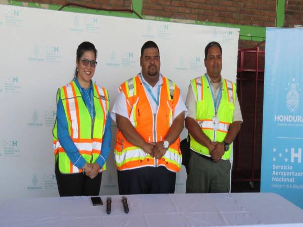 María Fernanda Lanza, Gerente Comercial SAN; Abraham Méndez Manún, Gerente de Operaciones SAN; y Óscar Mauricio Calderón, Jefe de Bomberos.