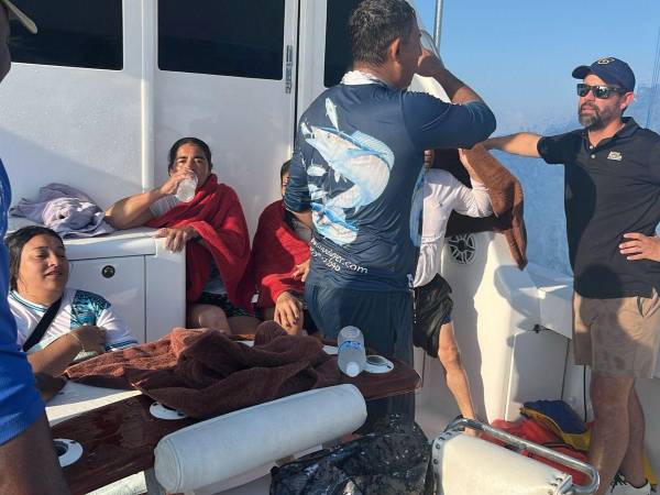 Fotografía cedida por la Marina Mercante de la tripulación rescatada.