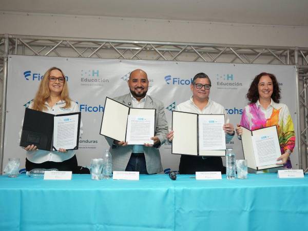 Autoridades de las instituciones involucradas durante el acto de la firma del convenio.