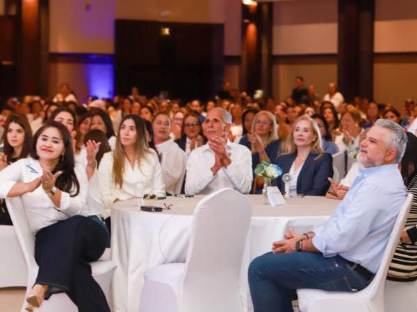 Junior Burbara durante su participación en el foro Mujeres que Transforman, acompañado del presidenciable Nasry “Tito.