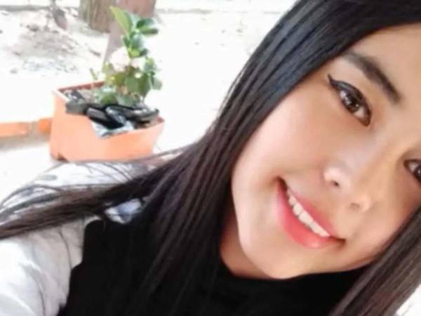Una joven motociclista perdió la vida la mañana de este jueves tras colisionar contra un camión cisterna de agua en la salida al sur de la capital, a la altura de la entrada principal de la residencial Lomas de María.