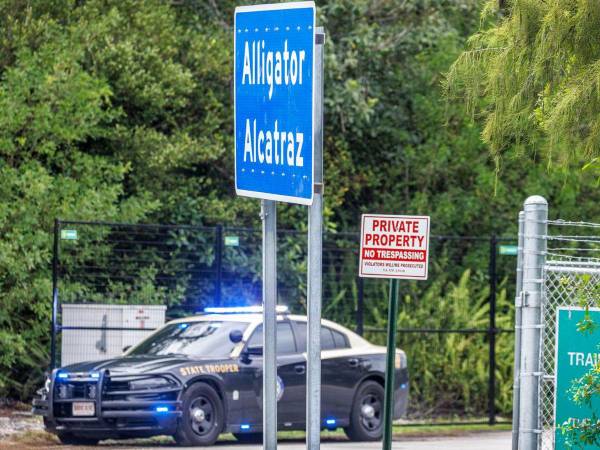La Policía custodia la entrada al centro de detención Alligator Alcatraz en Ochopee, Florida.